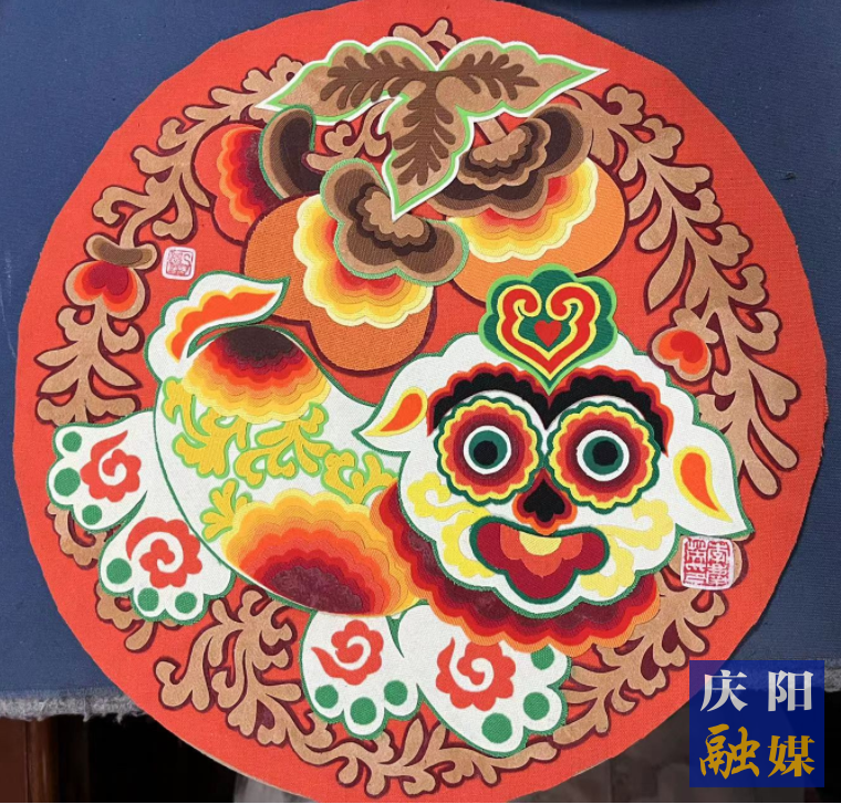 李慶英創(chuàng)作的布貼畫作品。