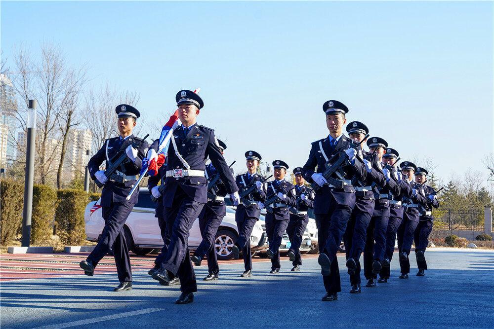 【攝影報(bào)道】慶陽市公安局西峰分局舉行升警旗儀式，慶祝第四個(gè)中國人民警察節(jié)