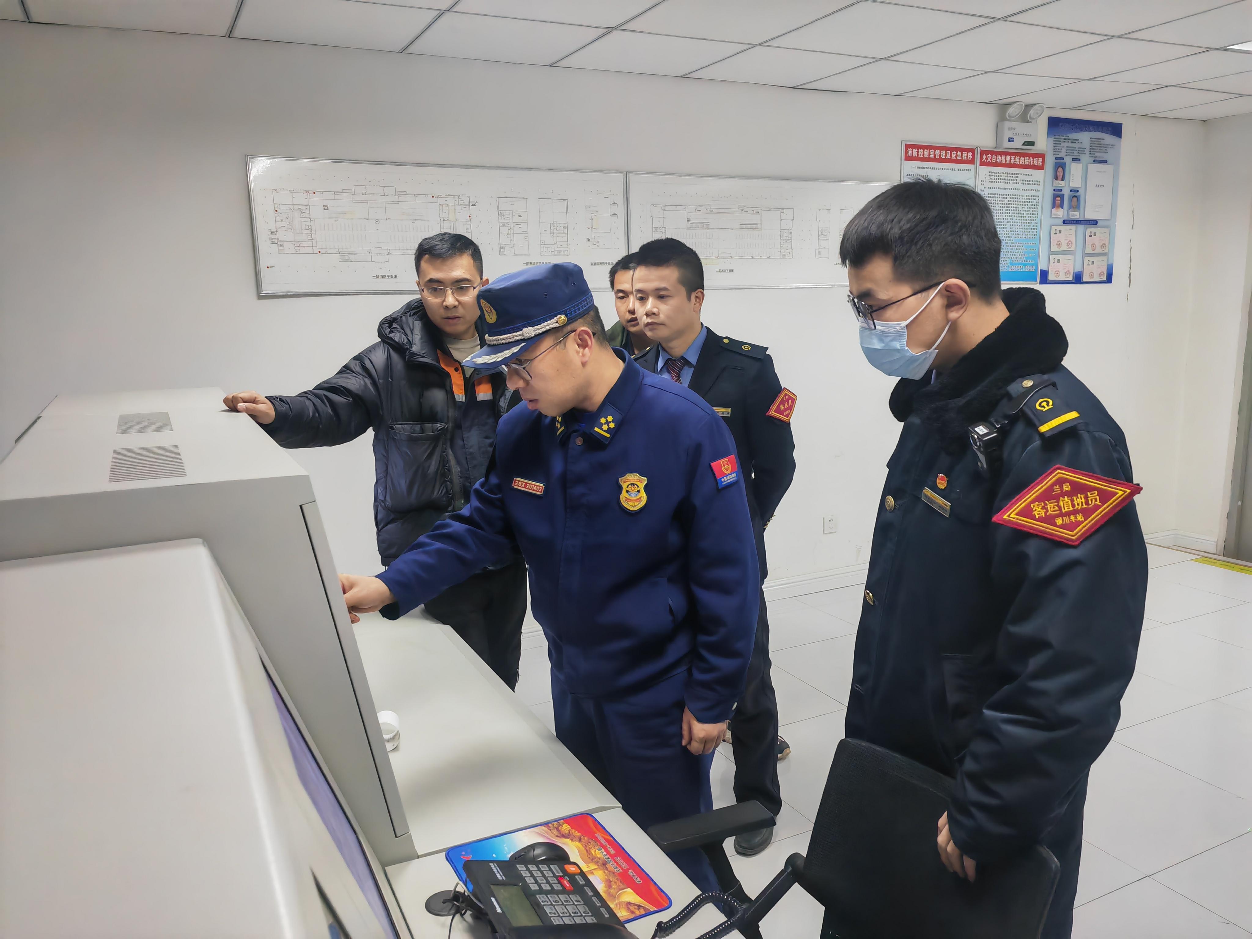 西峰區(qū)消防救援大隊(duì)深入高鐵車站開展消防安全檢查指導(dǎo)