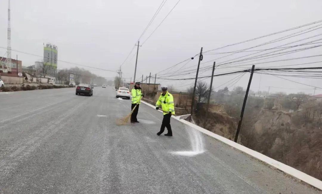 慶城公安交警以雪為令除冰保暢守護群眾安全出行