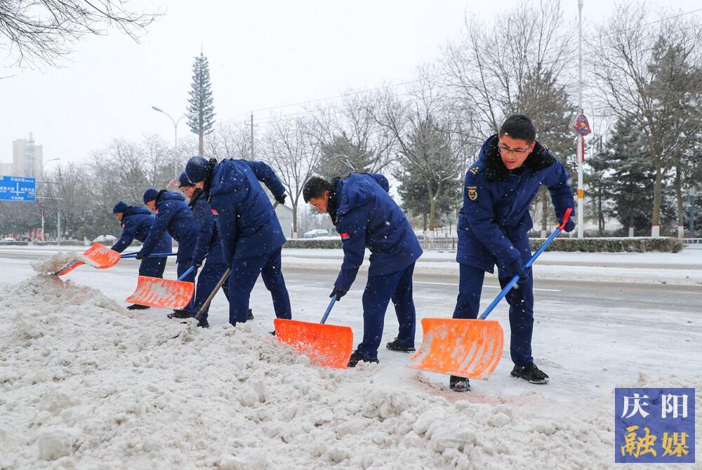 【攝影報(bào)道】慶陽市：低溫雨雪冰凍天氣頻現(xiàn) 干部職工掃雪除冰保暢通