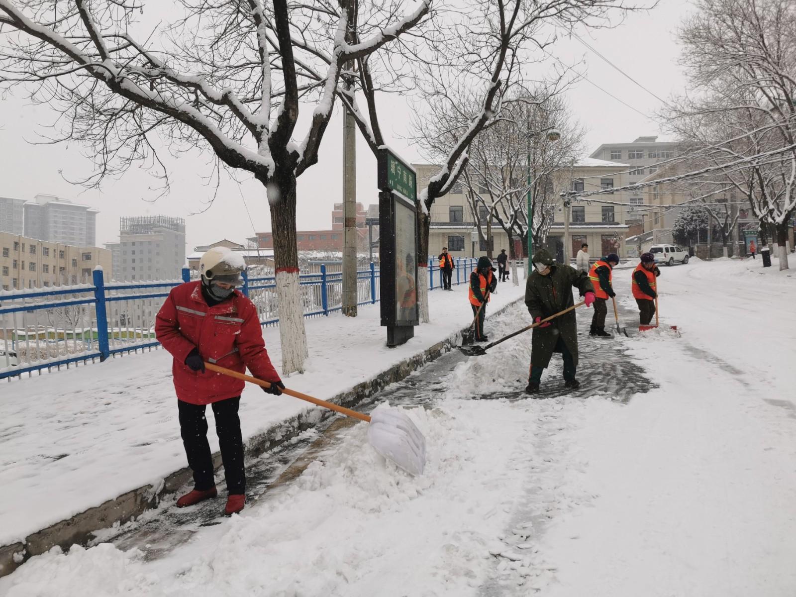 寧縣環(huán)衛(wèi)工人積極清雪保暢通